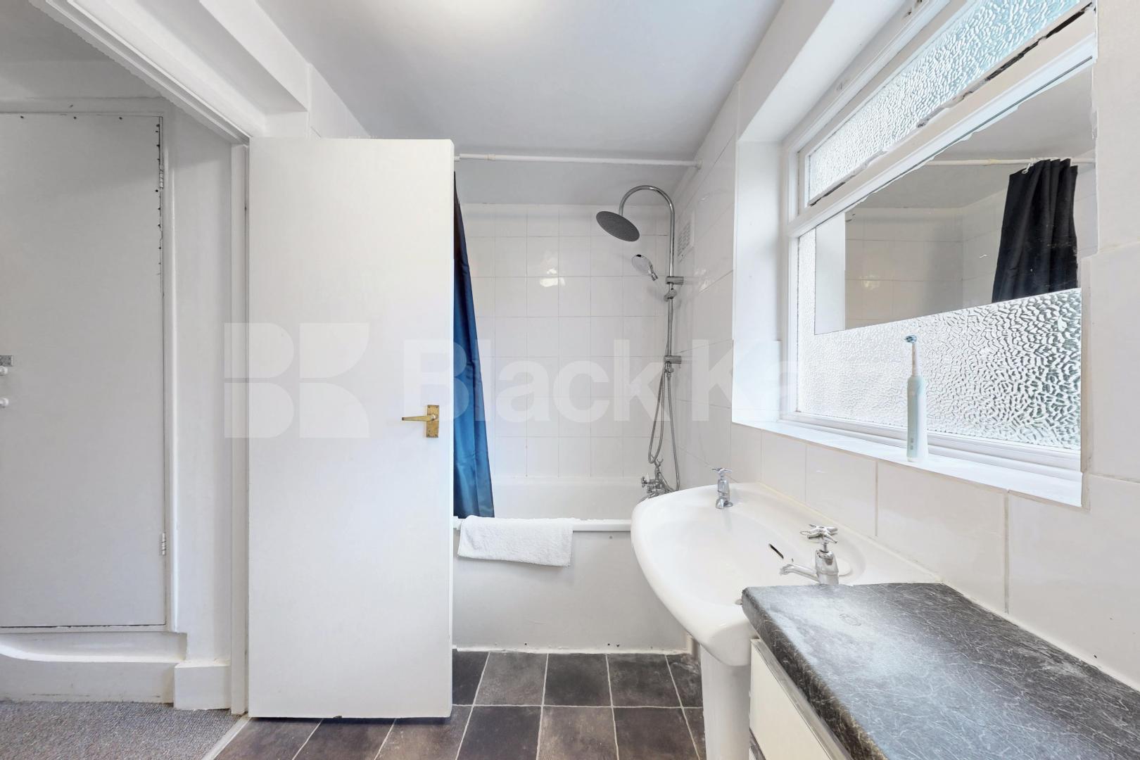 Elegant Raised Ground Floor Apartment in Sought-After NW1 Camden Park Road, Camden